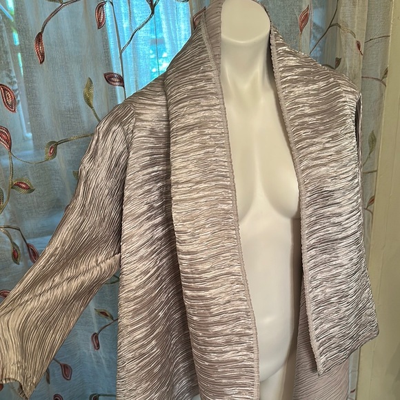 Elegant Textured Open Front Cardigan - Picture 2 of 5